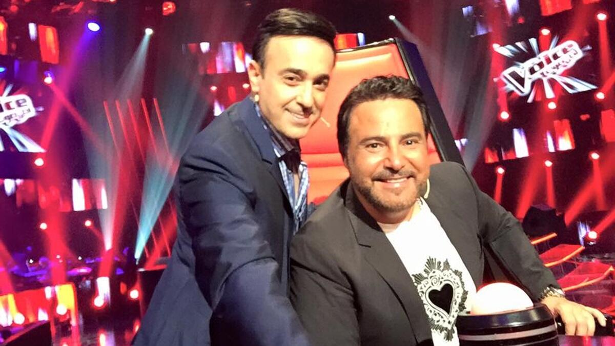 أما الفنان عاصي الحلاني فقد اتبع أسلوب الغزل في إقناع المتسابقات للإنضام اليه وكان يستعين في كثير من الأحيان باغاني الفنان كاظم الساهر للتغزل بالمتسابقات كما فعل مع المتسابقة لؤلؤة.