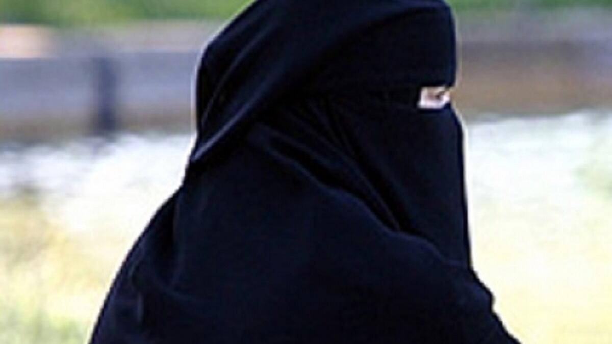 "عادات القبيلة" أحد الأزواج سيء الحظ أراد إلقاء نظرة رومانسية على وجه زوجته، وهي نائمة، فكشف برقعها، فطلبت منه الطلاق، حيث لم يشفع له ارتباطه بها منذ أكثر من 30 عاماً، واتهمته بعدم احترام عادات وتقاليد قبيلتها.