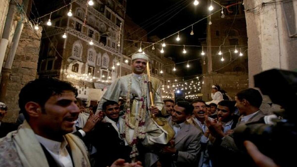 اليمن: لدى بعض قبائل اليمن يقوم العريس ليلة زفافه بتلاوة دعاء “اللهم إني أسألك خيرها وخير ما جبلت عليه، وأعوذ بك من شرها وشر ما جبلت عليه”. وفي ليلة الدخلة، تنتظر الداية على باب البيت لتأخذ الخرقة البيضاء الملوثة بالدم إثباتاً على عذرية العروس وفحولة العريس