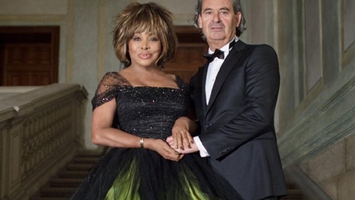 تينا تيرتر / إروين باخ: المغنية الأميركية تينا بقيت مع الموسيقي الألماني إروين منذ 30 عامًا، بفارق (16 عاما)