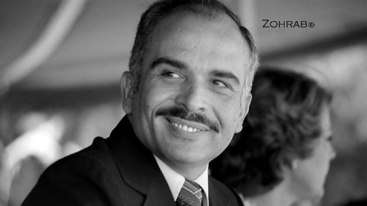 أجبر البرلمان الملك طلال على التنحي بسبب مرض ألم به، ليستلم  الحسين الحكم قبل عيد ميلاده 17 بثلاث أشهر، كان وقتها في سويسرا مع والدته، حيث وصله الكتاب يحمله له مدير الفندق على صينية فضية، ضمن غلاف مكتوب عليه "صاحب الجلالة الملك الحسين المعظم".