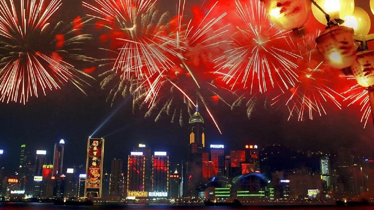 هونج كونج:
يصف السياح المدينةَ في هذا اليوم بالجنة، لفرط زينتها ومراسمهم الاحتفالية التقليدية والمهرجانات الشعبية بالإضافة إلى الأكلات الموسمية الخاصة، والرقص والغناء في الشوارع، إذ يمكنك قضاء عطلة لا تنسى حتى  رأس السنة التالية.