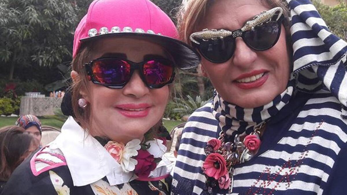 بعد أن نشرت الفنانة سهير رمزي صورة تجمعها بالفنانة المعتزلة شهيرة على إنستغرام جاءتها مئات التعليقات المشتعلة بسبب النظارة التي ترتديها البعض سخر من النظارة بسبب التمساحين الموجودين عليها، والبعض الآخر أبدى اعجابه باختيار سهير لتلك النظارة الغريبة.