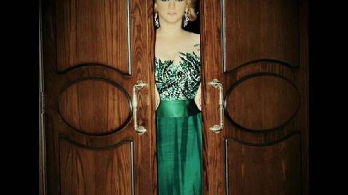 أطلت الفنانة سلاف فواخرجي من وراء باب بإطلالة أنيقة أبرزت جمالها في جلسة تصوير جديدة سلاف ارتدت فستان زيتي طويل وتزينت بماكياج قوي بينما وضعها شعرها الأشقر في مرمى انتقادات جمهورها حيث أكد أغلبهم أن الألوان الغامقة مثل الأسود والبني أكثر ملائمة لها.