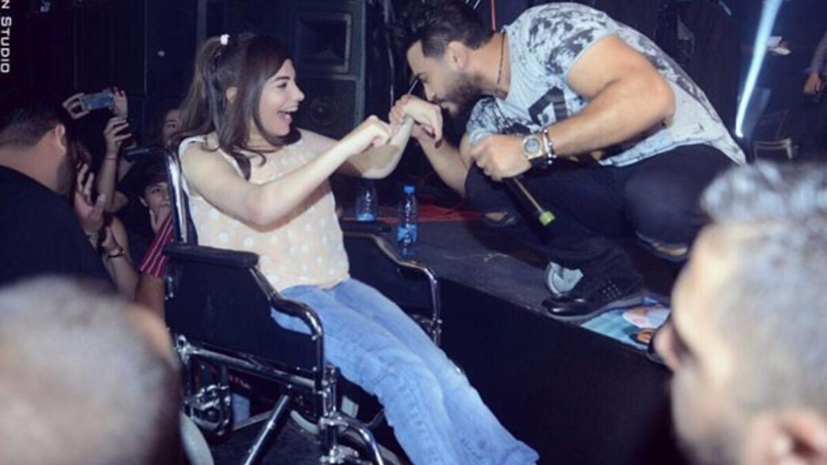 في لفتة إنسانية منه قام الفنان تامر حسني بتوجيه تحية خاصة لفتاة من ذوي الاحتياجات الخاصة خلال حضورها حفله ببيروت تامر أحضر الفتاة التي كانت تجلس على كرسي متحرك على المسر، وقام بتقبيل يدها والركوع أمامها  كما أهداها أغنيته الشهيرة «الله يباركلي فيك».