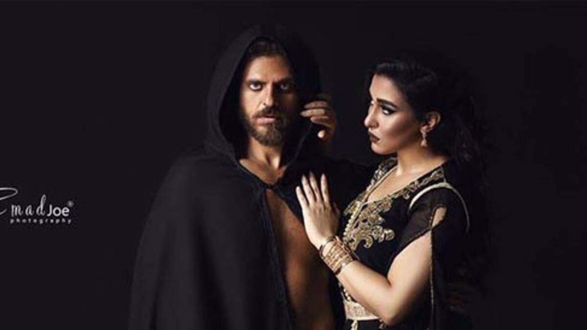 خضع الفنان طارق صبري والفنانة جيهان خليل لجلسة جديدة ظهرا فيها بإطلالة غريبة جيهان أطلت في الجلسة بقفطان مغربي باللون الأسود مزين بنقوش ذهبية، بينما ارتدى طارق رداء أسود مفتوح، في إطلالت غريبة بعض الشيء.