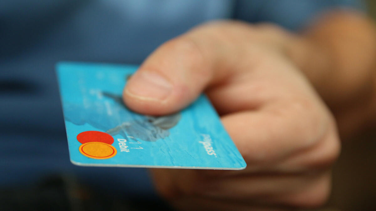 The tea boy, while salaried by your company, may seem to be stretching those purse strings of yours: He’ll drop labored hints that he expects to be tipped 3al tale3 wel nazel (willy nilly).