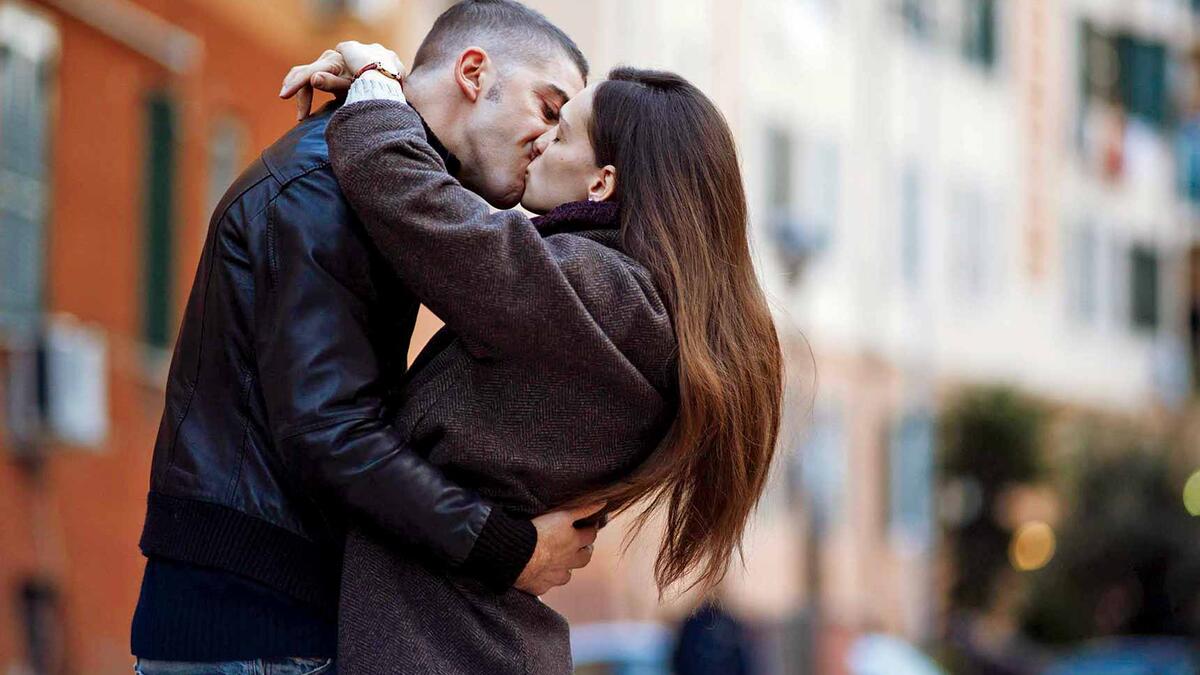 فتاة عملية Worldly Girl: فلم إيطالي تدور أحداثه حول (جوليا) ذات حياة مصنوعة من سطوة النصوص المقدسة، و(ليبرو) من عالم الخطائين الذين يعتمدون على أنفسهم باحثين عن فرصة أخرى، والذين يحبون حبًا غير مشروط، عندما يلتقيان  تدرك أنها تستطيع أن تحظى بمصير آخر.