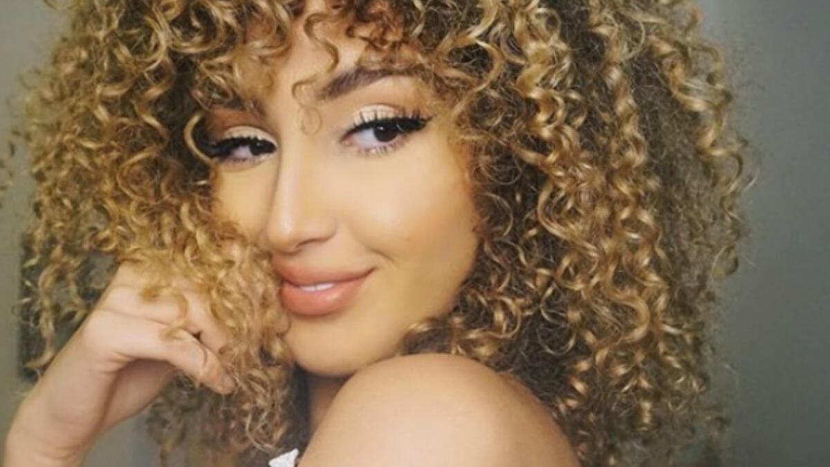 Sara who is an Instagram starlet already and known as Myriam Fares look alike for her curly iconic hair