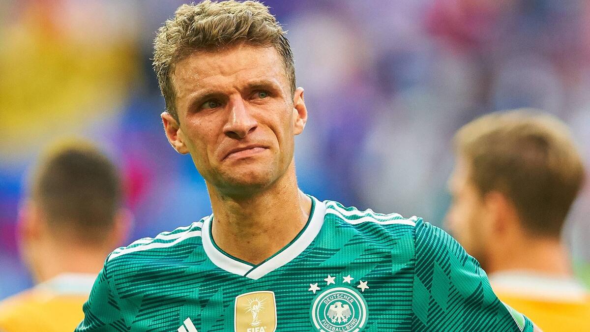 المهاجم الألماني توماس مولر: بعد موسم سيء مع بايرن ميونيخ، استمر القناص بتخييب الآمال، إذ أنه فشل في مساعدة منتخب بلاده حينما كان بأمس الحاجة إليه، لم يستفد من خبرته الكبيرة وقدرته على قراءة دفاعات الخصوم والتسجيل ليغادر البطولة بأسوأ الطرق.