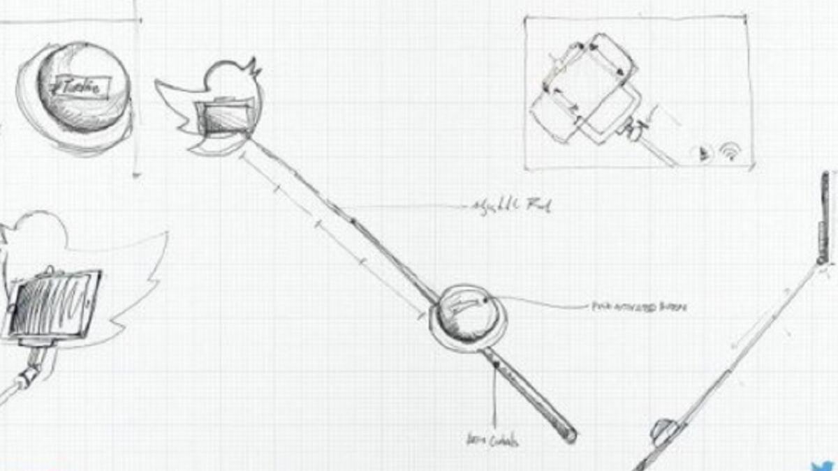 تويتر كان لها دور في ابريل وذلك عبر الإعلان عن نيتها إطلاق عصا جديدة لالتقاط الصور الشخصية "سيلفي"، والتي أطلقت عليها اسم "تويلفي"، والتي تتميز عن العصي التقليدية بأنها تقوم بمشاركة الصور مباشرة على حساب المستخدم بشبكة تويتر عقب التقاطها.