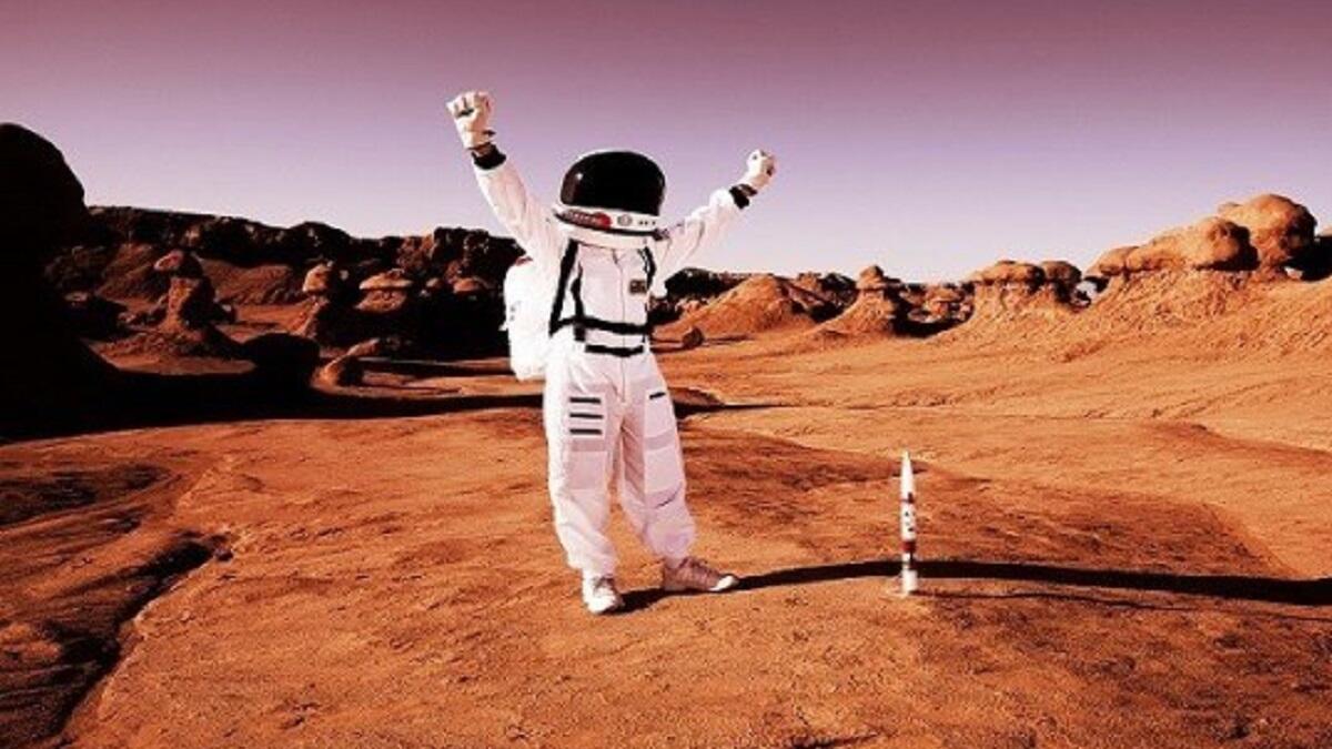 شقوق من الطين تدل على وجود مياه: وجد على سطح الكوكب الأحمر شقوق من طين، والتي تظهر في الأماكن الرطبة، يتجاوز عمرها 3 بلايين سنة، تشكل دليلًا على وجود الماء.