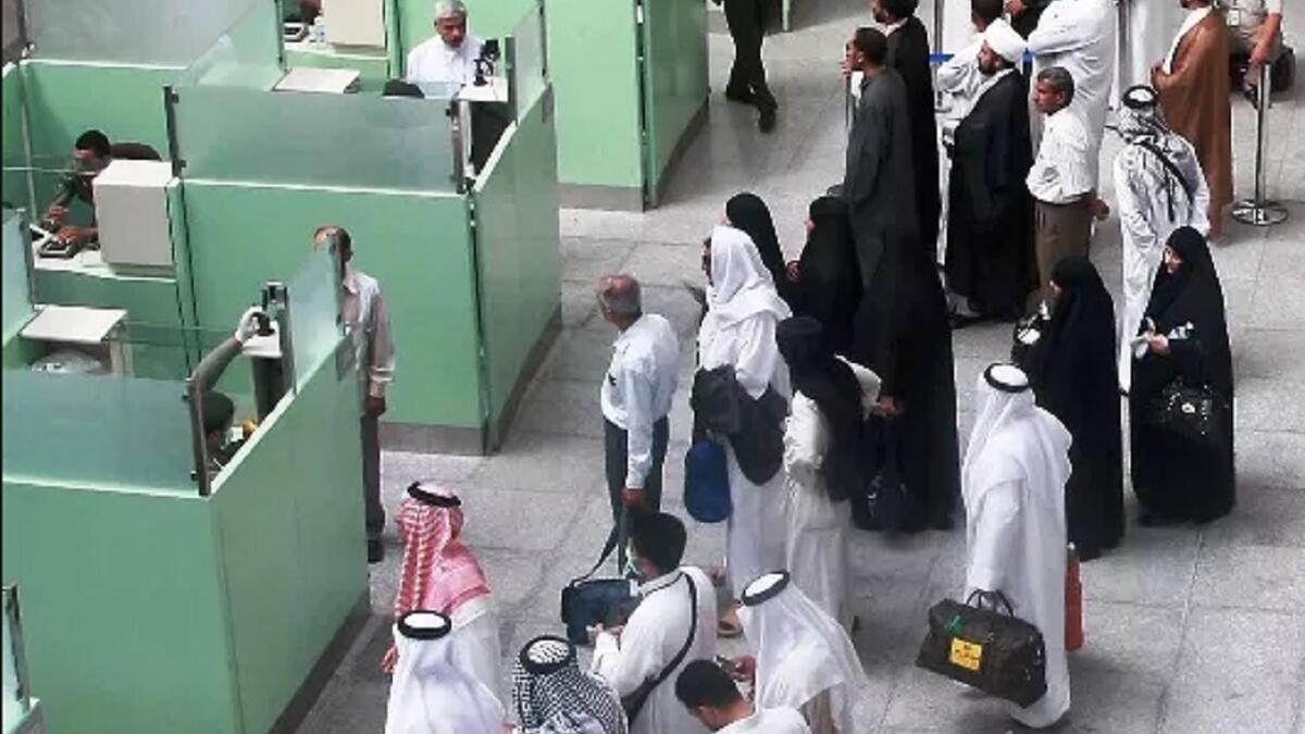 "كلمات رومانسية"كل الرجال يحبون الزوجة الرومانسية، والتي تبادلهم الحب واللطف، إلا أنه ليس كل الرجال تماماً، حيث أقدم زوجٌ على هدم عشّ الزوجية بعد أن تأبطت زوجته ذراعه في مطار العاصمة الرياض، وأسمعته بعض الكلمات الرومانسية، لكن يبدو أن ذلك لم يرق له.