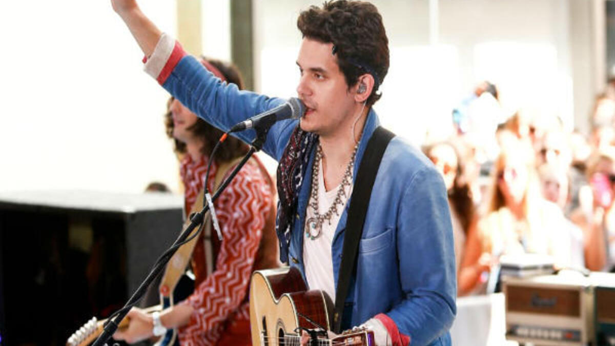 أم كلثوم: أصيبت بمرض الغدة الدرقية ونبهها الدكتور المعالج بأن إجراء أي عملية جراحية لها قد يتسبب في فقدان صوتها للأبد، لكنها رفضت إجراء العملية خوفًا من ضياع موهبتها الإلهية وتحملت آثار المرض.