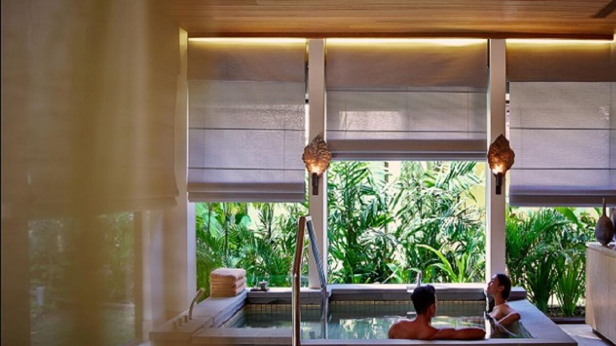 منتجع صحي في فندق ريتز كارلتون، بالي (بالي، إندونيسيا)، ويحتوي على اثنين من الجاكوزي وحمامات سباحة باردة، وغرف بخار وساونا ومركز لليوجا يطل على المحيط الهندي.