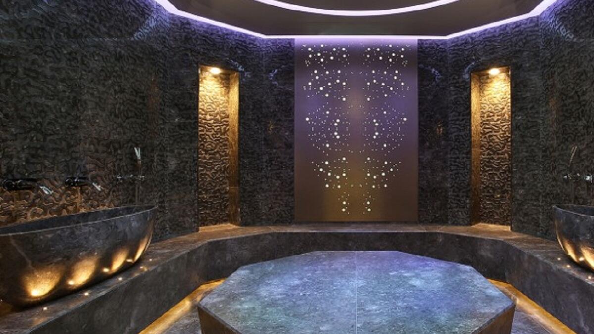 باليوني SPA في باليوني فندق لندن (لندن)، انطلق هذا المنتجع في عام 2015 بعد عملية تغيير شاملة، وهو عمل فني مستوحى من الطبيعة، والألوان الدافئة والديكور الخشبي الداكن.