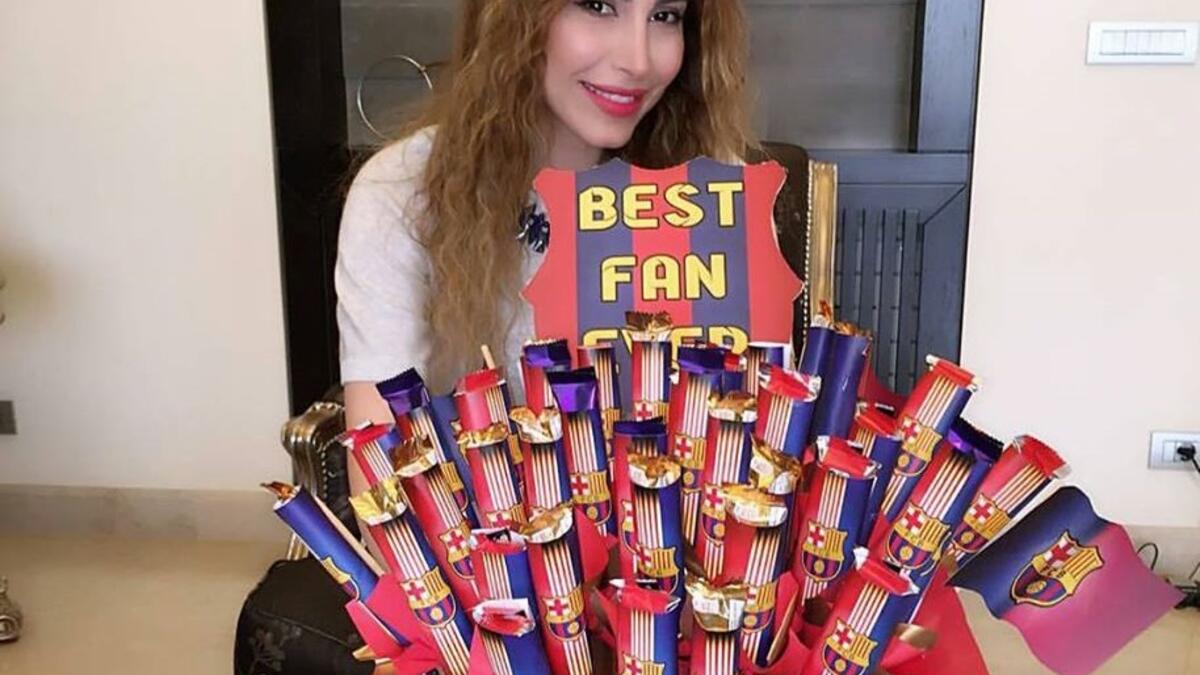 لا يخفى على أحد حب الفنانة يارا الكبير لنادي برشلونة وتشجيعها الدائم له، واستغل “فانز” يارا حبها للنادي للتقرب منها والتعبير عن مدى حبهم لها. فقد تلقّت يارا هدية مميّزة، وهي عبارة عن قبعة من الشوكولا تحمل عدة أعلام وشعارات برشلونة.