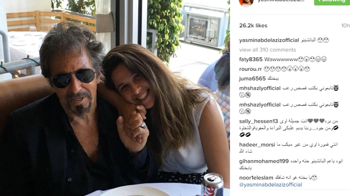 فاجأت الفنانة ياسمين عبد العزيز جمهورها بظهورها بصحبة الفنان العالمى آل باتشينو أثناء تناول الغداء معه خلال رحلتها الحالية إلى الولايات المتحدة الأمريكية ونشرت ياسمين صورتهما عبر صفحتها الرسمية على “إنستجرام” دون الكشف عن سبب اللقاء.