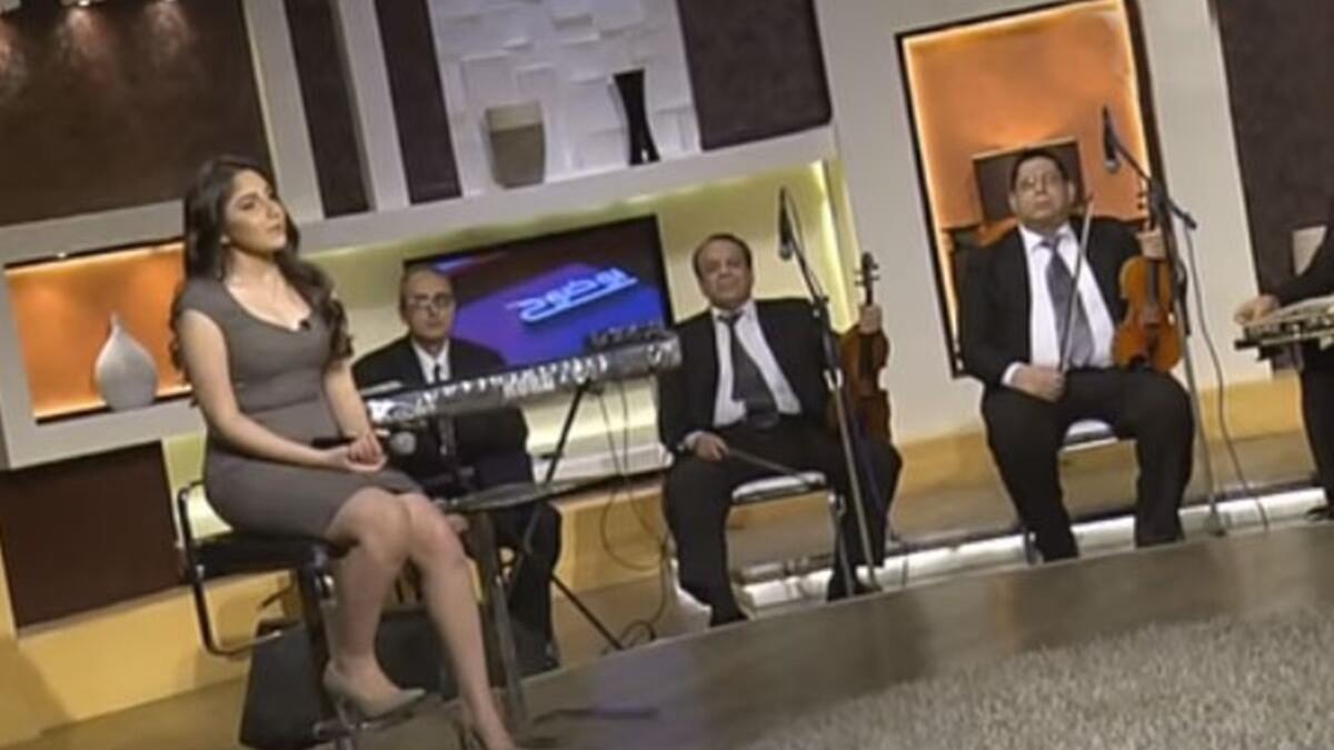 واجهت الفنانة الشابة ياسمينا موجة من الهجوم الحاد والانتقادات بعد حلولها ضيفة في برنامج “بوضوح” الفنانة الشابة ظهرت خلال الحلقة بماكياج قوي وارتدت فستان مكشوف الصدر  بشكل فاجأ جمهورها، واعتبروا إطلالتها غير مناسبة لسنها على الإطلاق.