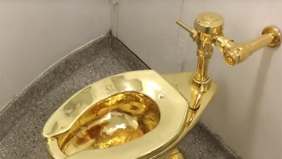 مرحاض ذهبي من بريطانيا: تعرّض مرحاض ذهبي، من عيار 18 قيراطًا وتبلغ كلفته حوالي 1.25 مليون دولار، للسرقة من قصر بلينهايم في بريطانيا، حيث وُلد رئيس الوزراء البريطاني الأسبق، وينستون تشرشل. والمرحاض عمل فني أنجزهُ الفنان الإيطالي، ماوريتسيو كاتيلان، إذ كان جزءاً من معرض فني قبل أيام قليلة من السرقة.