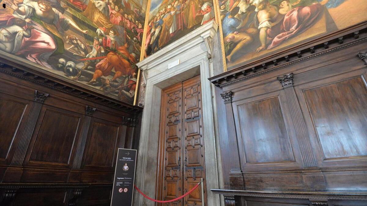 مجوهرات قطرية من إيطاليا: في عام 2018، أعلن قصر دوجي البندقية في إيطاليا، عن سرقة قطعتي مجوهرات من معرض خصص لبعض ممتلكات الشيخ أحمد بن عبد الله آل ثاني، أحد أفراد العائلة الحاكمة في قطر. وتضمنت المسروقات زوجًا من الأقراط ودبوسًا مزخرفًا مرصعًا بالألماس والذهب والبلاتين.