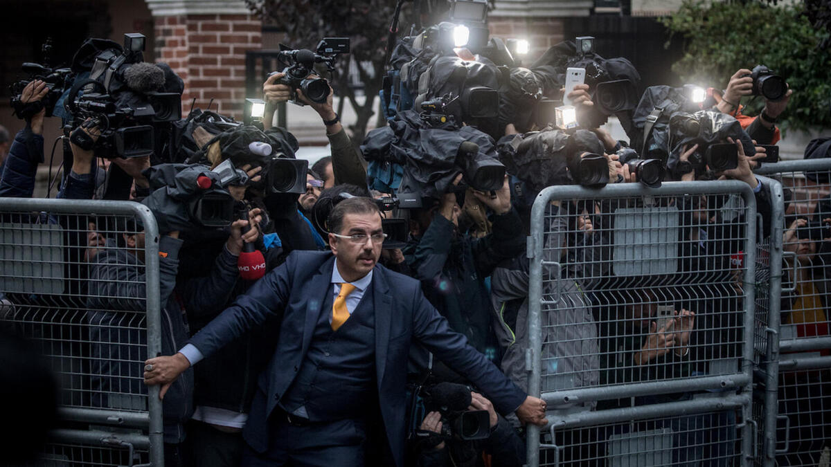 صورة "اختفاء جمال خاشقجي"، للمصوّر "كريس مغراث"، تظهر رجلًا مجهولًا يحاول منع الصحفيين من الدخول إلى محيط القنصلية السعودية في اسطنبول في الـ 15 من تشرين الأول / أكتوبر بعد أيام من اختفاء الصحفي السعودي خاشقجي.