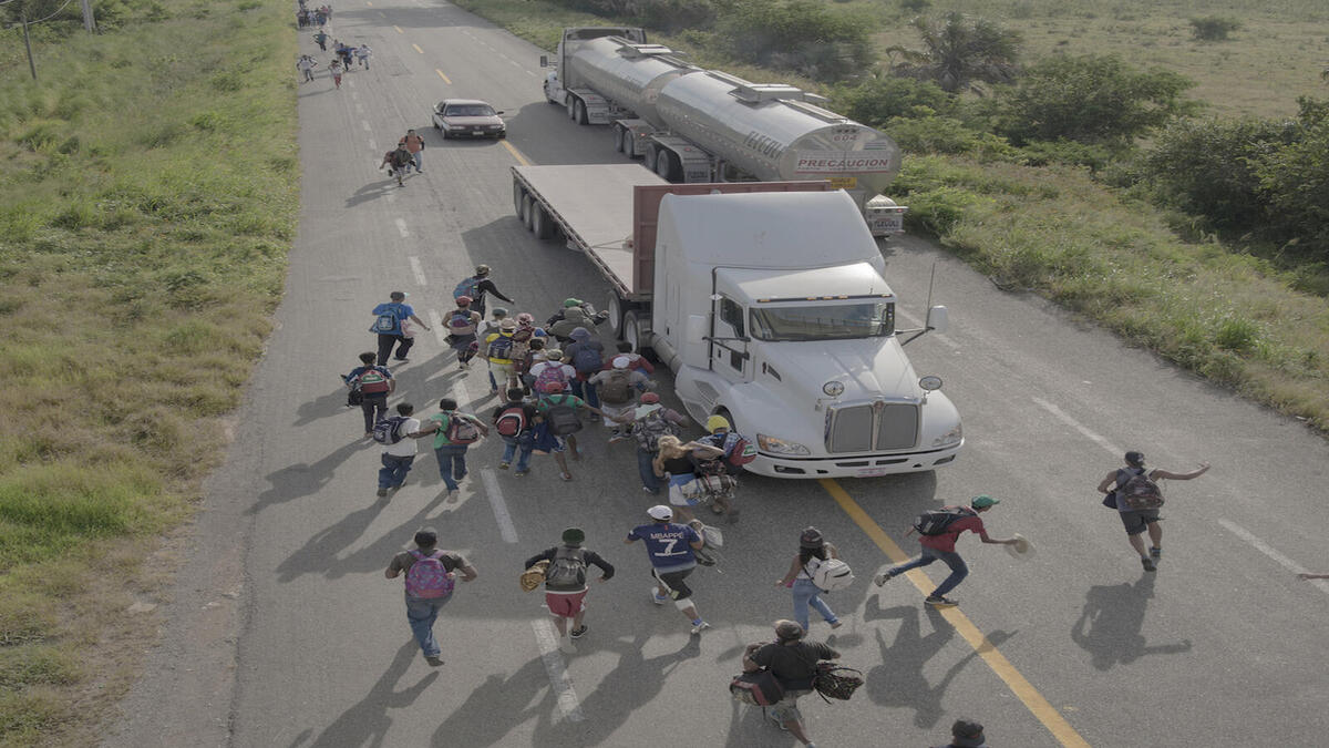 صورة "فتى ألماجيري"، للمصوّر "ماركو غوالازيني"، تظهر طفلًا يتيمًا في بلدة بول في تشاد وهو يسير أمام حائط عليه رسومات تمثل قاذفات صواريخ.