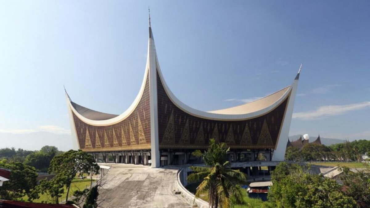 مسجد غرب صومطرة الكبير  الموقع: بادنغ-اندونيسيا المعماري: Urbane Indonesia’s المساحة: 4430 م2 عدد المصلين: 2000