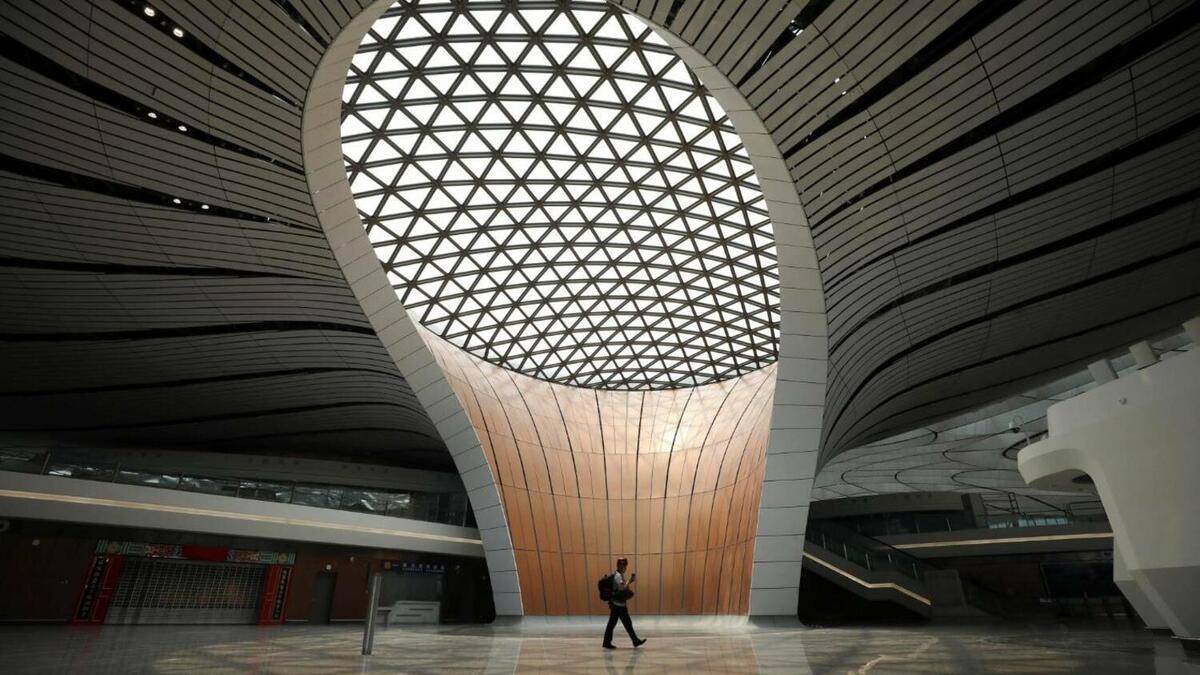 وتبرز في الداخل خطوط زها حديد المنحنية المُتدفقة واستخدامها للضوء الذي يصل إلى أدنى مستويات المبنى من خلال الفتحات الموجودة في السقف.