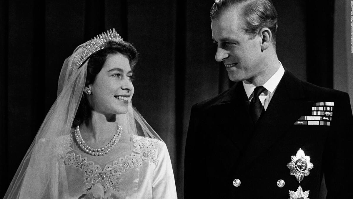 دفعت ثمن فستان زفافها من كوبونات الحرب: لأن بريطانيا، في ذلك الوقت، لم تكن قد تعافت من الحرب، لذا طلبت القسائم التموينية لشراء الخامات اللازمة لفستانها، الذي قام بتصميمه نورمان هارتنل، لكن الفستان كان أنيقًا جدًا فقد صنع من الحرير العاجي والمُرصع بـ10 آلاف حبة لؤلو واستغرق صنعه 6 أشهر.