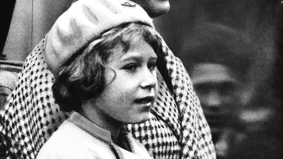 أرادت الذهاب إلى الحرب، لكنها كانت صغيرة جدًا: عندما اندلعت الحرب العالمية الثانية عام 1939، توسلت إليزابيث والدها للمشاركة بالحرب ولكن على طريقتها، فبدأت بإخراج برامج إذاعية موجهة للأطفال البريطانيين من أجل رفع معنوياتهم.