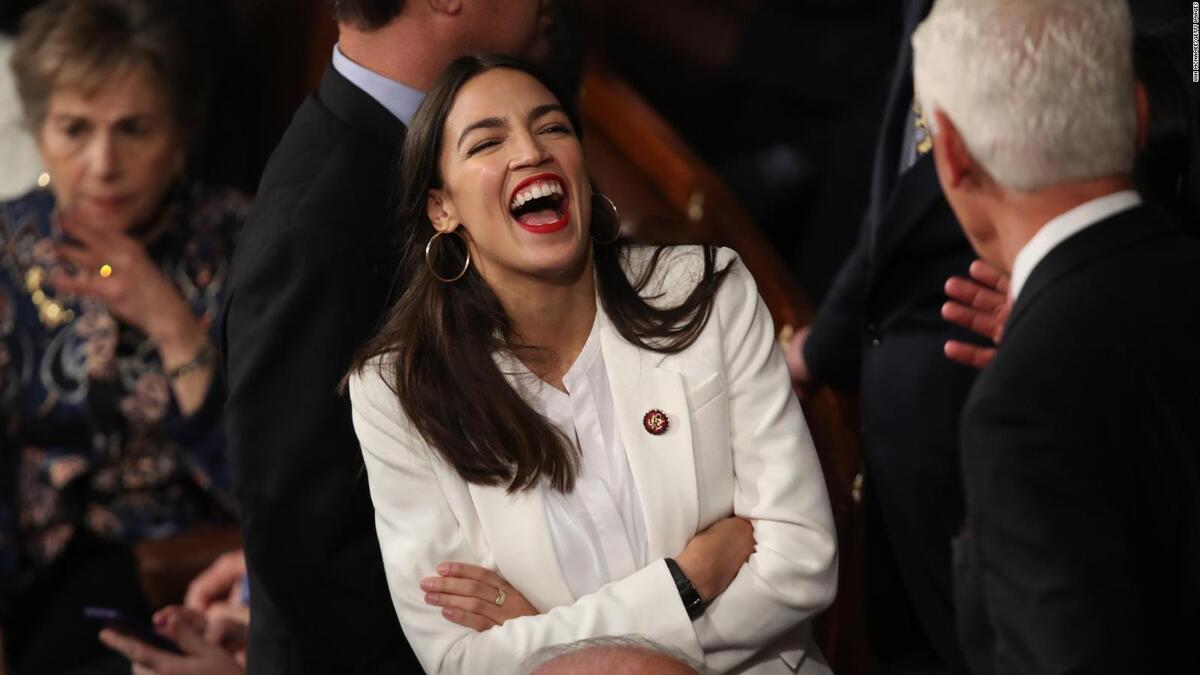 5- الكسندريا أوكاشيو كورتيز: ناشطة اشتراكية ديمقراطية، معلمة، وسياسية أمريكية. في 26 يونيو 2018، فازت كورتيز في الانتخابات التمهيدية للحزب الديمقراطي بدائرة البرونكس رقم 14 في نيويورك.