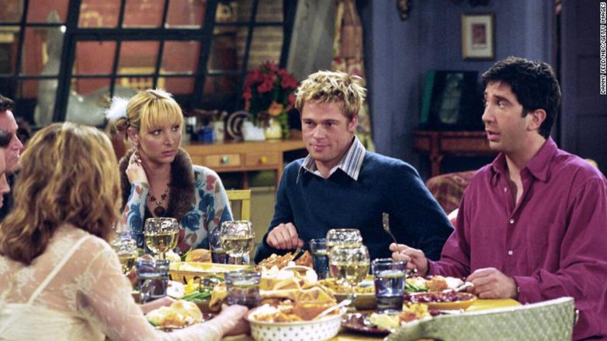 براد بيت: ظهر في الموسم الثامن حين دعته زميلته في المدرسة الثانوية (مونيكا) على العشاء بمناسبة عيد الشكر. وكان "بيت" حينها متزوجًا من "جينيفر أنيستون" (رايتشل).