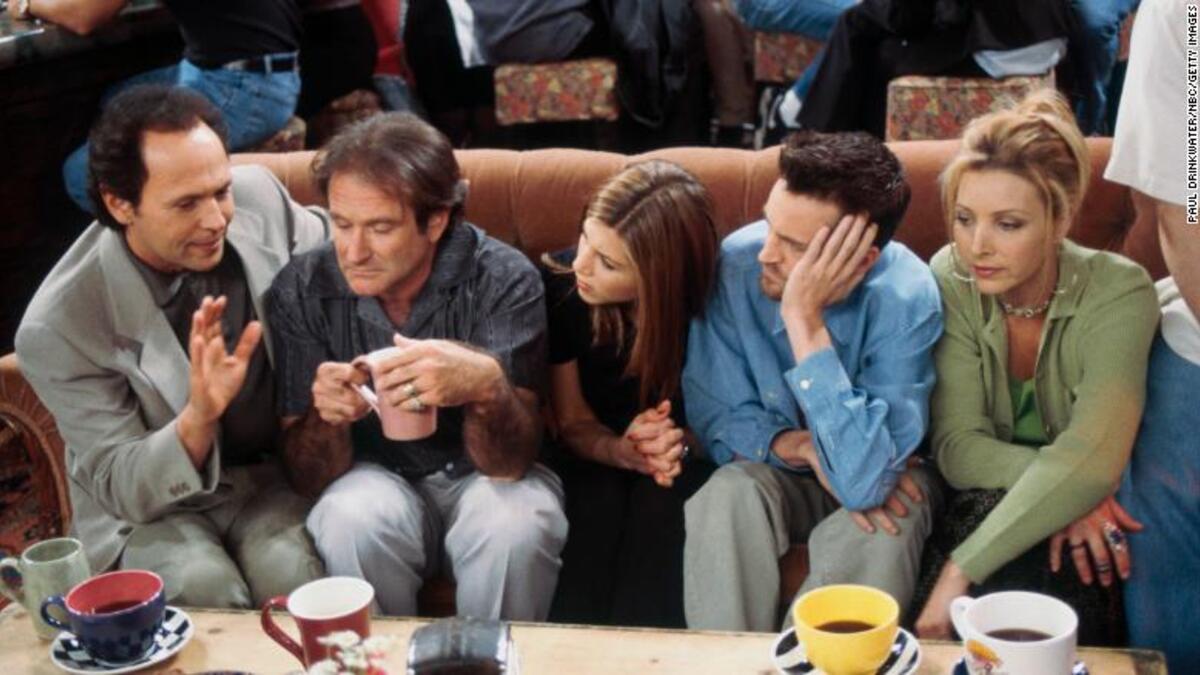 بيلى كريستال وروبن وليامز: ظهر الثنائي في الموسم الثالث وكان غير مخطط لظهورهما فكانوا بالصدفة بالقرب من مكان التصوير وطلب الكاتب مهم الانضمام للحلقة كضيوف شرف حيث لعبا دور أصدقاء (توماس وتيم).