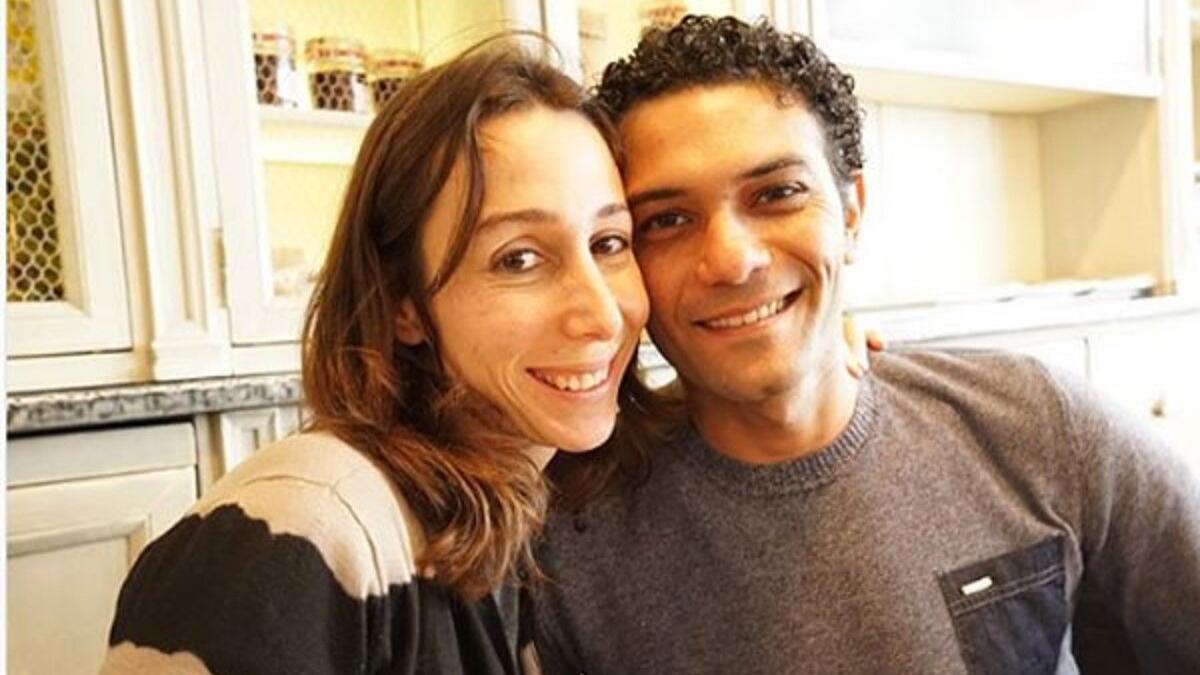 تعرضت زوجة الفنان آسر ياسين لتعليقات ساخرة وجارحة من قبل مغردين مدعين بأنها ليست على قدر كبير من الجمال، ليرد آسر على ذلك التنمر الفج بنشر صورة لزوجته معلقًا أنه يراها أجمل امرأة فى العالم.