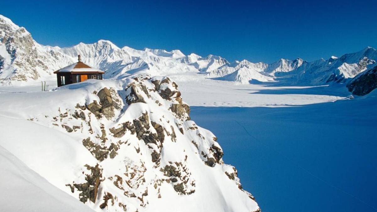 ألاسكا- دون شيلدون: يسمى الموقع على اسم طيار ألاسكا الأسطوري دون شيلدون، الذي اكتشف هذا المكان لأول مرة قبل أكثر من 50 عامًا. وهو عبارة عن نصف دائرة شبه مثالية من قمم الثلوج، وهي أكثر المناظر الطبيعية المذهلة في أمريكا.