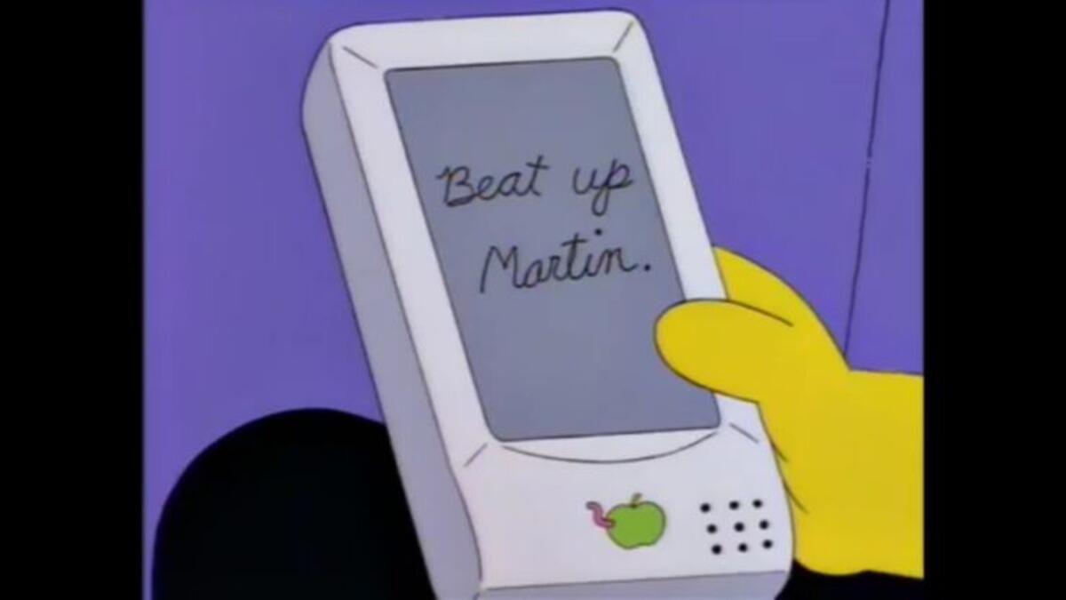 التصحيح التلقائي للأخطاء الإملائية: توقع كُتّاب مسلسل "سمبسون" الكرتوني وجود خاصية التصحيح التلقائي للنصوص خلال حلقة في الموسم السادس حين حاول "دولف" أن يكتب مذكرة تقول Beat Up Martha"  لكنه قصدEat Up Martha  بدلًا من ذلك. الآن نحن نتمتع بخاصية التصحيح التلقائي لكتاباتنا المليئة بالأخطاء.