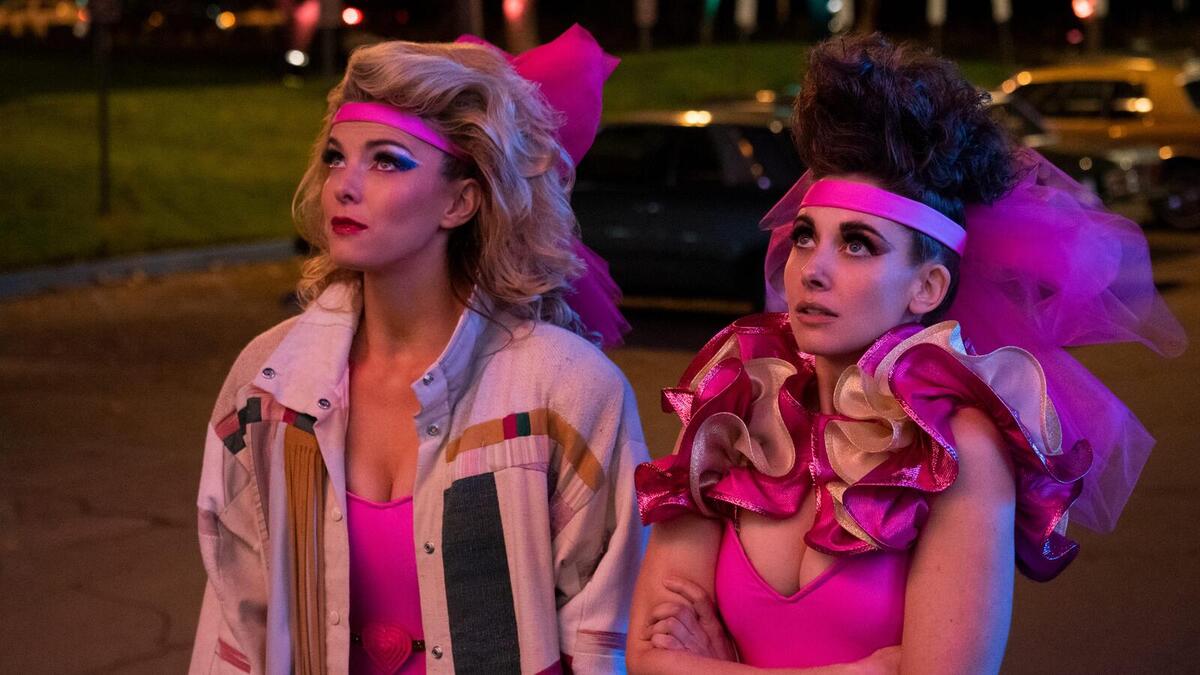 Glow: مسلسل تلفزيوني كوميدي درامي أمريكي من إنتاج "نتفليكس" تدور حول مصارعات من ثمانينيات القرن الماضي. عُرضت أولى حلقاته في يناير 2017 وسنشهد هذا العام نهايته مع 3 مواسم ناجحة.