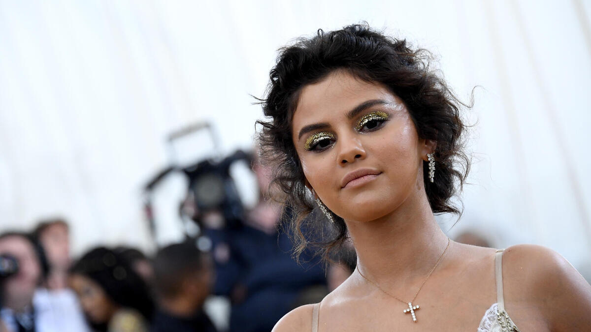 المغنية سيلينا غوميز: أعلنت في 2017 بأنها أصيبت بمرض نادر يدعى (مرض الذئبة- Lupus) في الفترة ما بين عامي 2012-2014، ويعد هذا المرض هو مرض التهابي مزمن، ينشأ عندما يهاجم الجهاز المناعي (Immune system) أنسجة الجسم نفسه وأعضاءه.