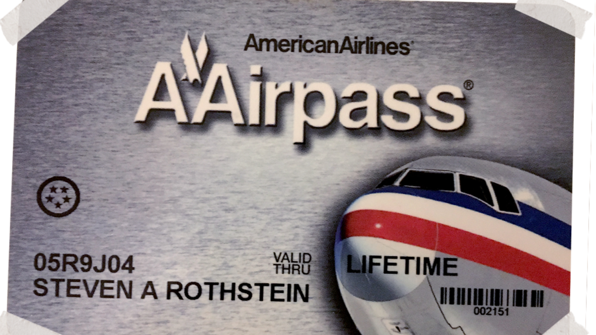 سفر مدى الحياة: في عام 1981 أطلقت الخطوط الجوية الأمريكية برنامج العضوية AAirpass وهو بطاقة عضوية للسفر مدى الحياة ثمنها 250 ألف دولار أمريكي، ولم تتوقع حجم الخسار التي سببتها هذه الفكرة خاصة بأن أحد المشتركين استخدم البطاقة للسفر 10 آلاف رحلة.