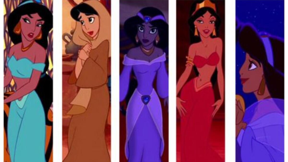 أما في النسخة الكرتونية لم ترتدي سوى أربعة فستانين طوال الفيلم: زيها البني "في السوق"، وملابس زفافها في المشاهد النهائية، والزي الأحمر الذي ترتديه أثناء تقديمها لجعفر، والزي الأزرق الذي تشتهر به.