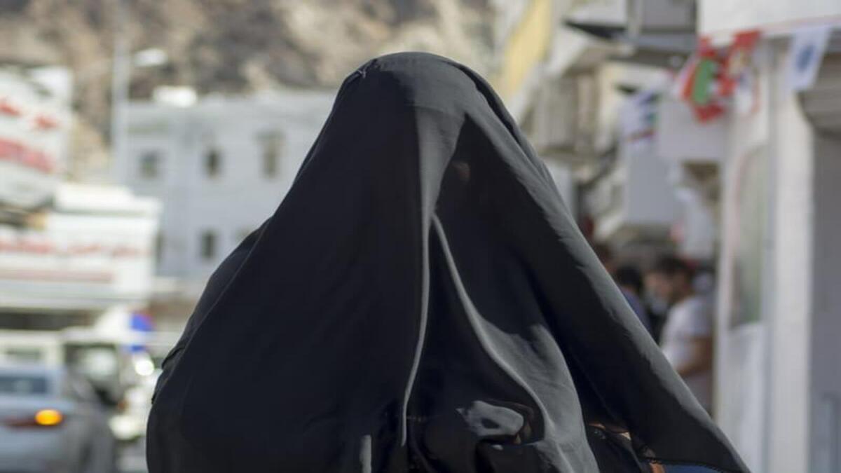 سويسرا: يُحظر ارتداء أغطية الوجه في الأماكن العامة في بعض الأقاليم.