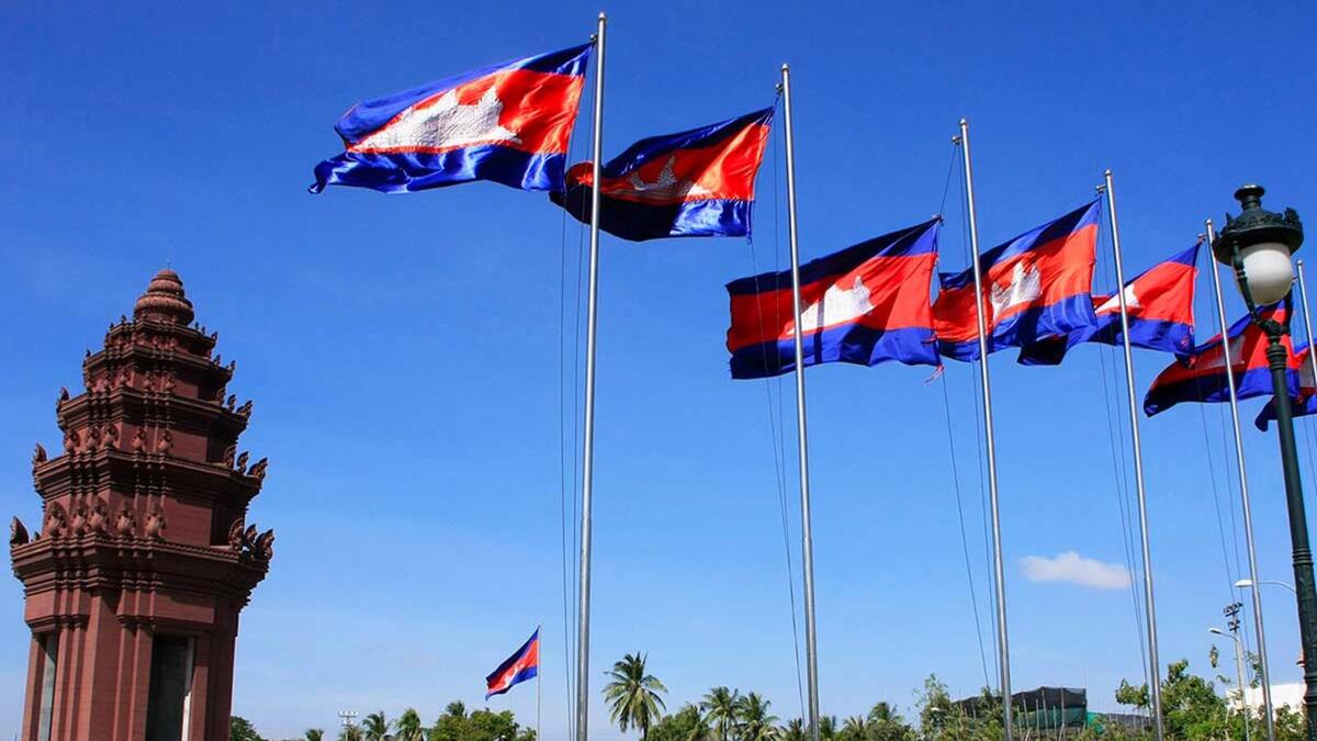 كمبوديا: تعددت أسماء هذه الدولة، فقد كانت في البداية تُسمى مملكة كمبدويا، ثم تغيَّر إلى جمهورية الخمير، ثم إلى كمبوتشيا الديمقراطية، ثم كمبوتشيا الشعبية، حتى أصبحت بالنهاية تُسمى كبموديا وذلك بعد أن استعاد النظام الملكي الحكم في عام 1993م.