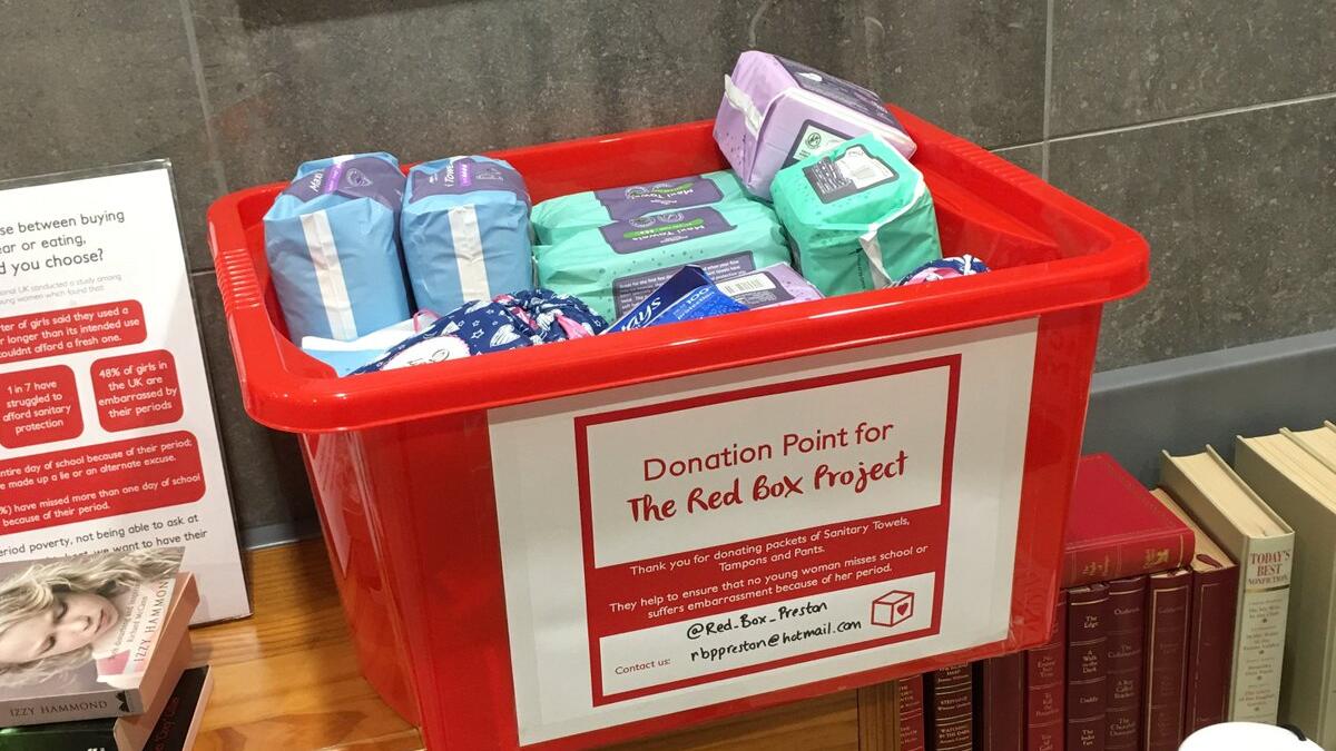 تعهد بريطانيا بتقديم ما يعادل مليونين و600 ألف دولار للمنظمات التي تعمل على مساعدة النساء والفتيات في الحصول على المواد الصحية خلال الدورة الشهرية والتصدي للوصمة الاجتماعية المرتبطة بالحيض.