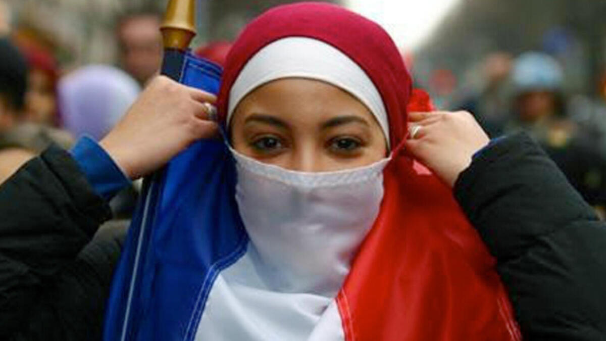 فرنسا: كانت أول بلد أوروبي يمنع ارتداء غطاء الوجه الإسلامي الكامل في الأماكن العامة في عام 2011.