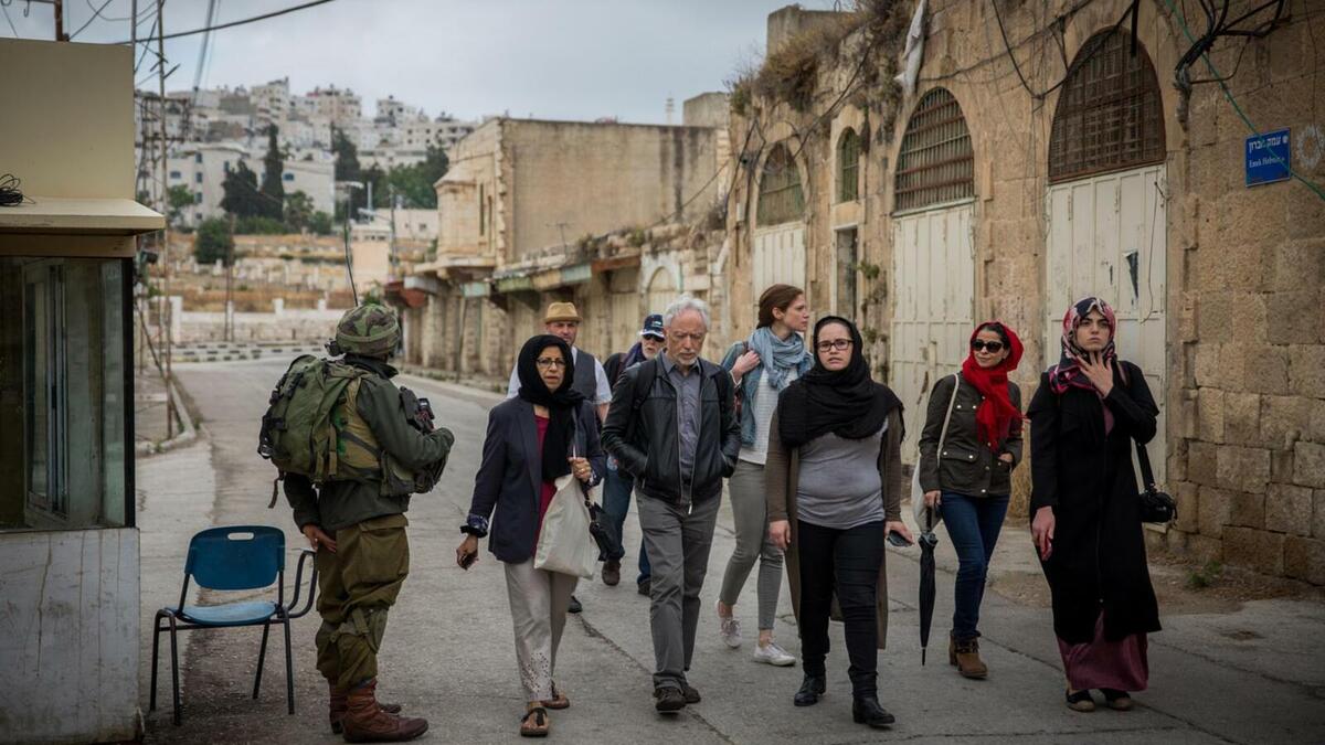 فلسطين: بسبب الاحتلال الإسرائيلي يضطر سكانها بالضفة الغربية للسفر برًا عبر مطارات الأردن، بينما يتوجه ملايين آخرون في غزة 3 إلى المطارات المصرية، من أجل السفر عبرها إلى الوجهات الدولية⠀