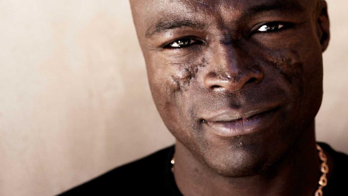 المغني هنري أولوسيجون أديولا صموئيل‎: يعود سبب الندب التي تظهر على وجهه الى مرض (الذئبة القرصية) وهو مرض مناعي نادر يسبب التهاب شديد للجلد في المنطقة فوق الرقبة بما في ذلك الوجه وفروة الرأس والأذنين.