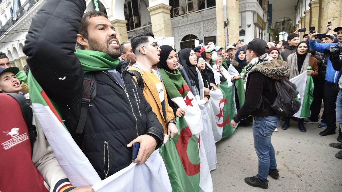 الجزائر: خرجت أمس مظاهرات بالعاصمة الجزائر ومدن أخرى للأسبوع 39 على التوالي، حيث جدد المتظاهرون مطالبتهم برحيل رموز نظام الرئيس السابق عبد العزيز بوتفليقة، ومحاربة الفساد.
