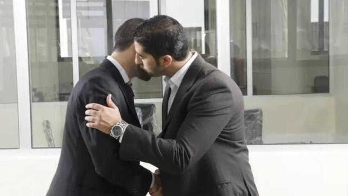 مصر: على عكس المناطق العربية الأخرى، يبدأ المصريون التحية بقبلة على جهة اليسار، ومن ثم الانتقال إلى اليمين، كما يكتفون بقبلتين فقط، سواء بين الرجال أو بين النساء.