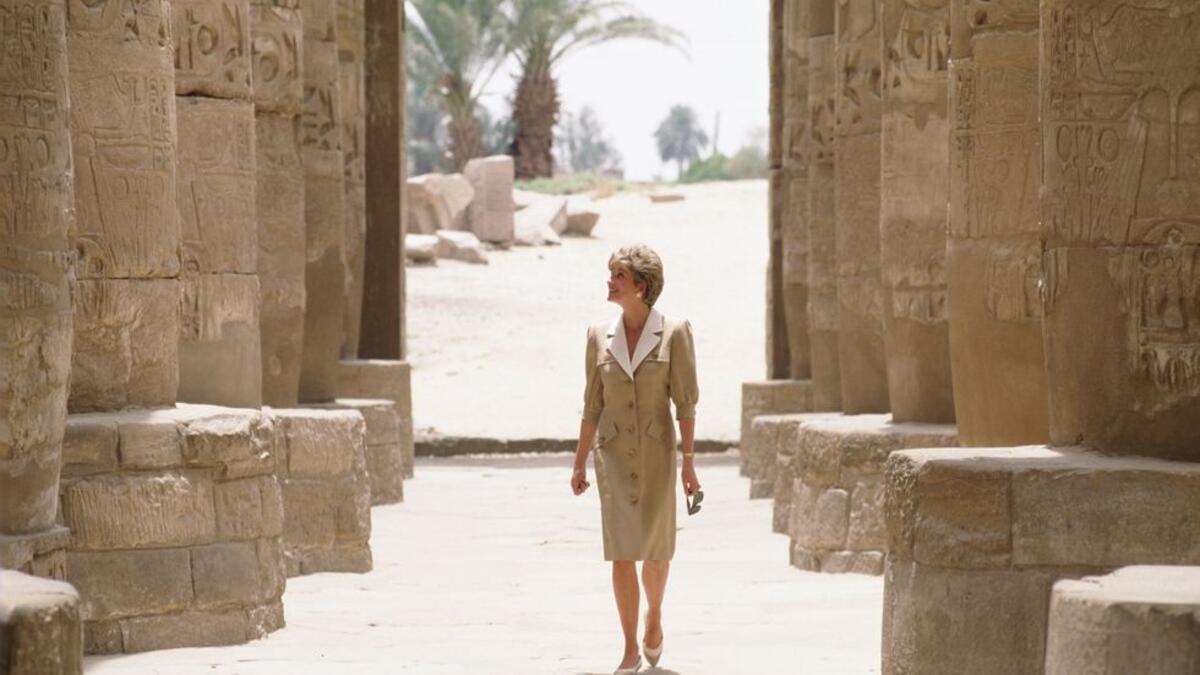 مصر: في عام 1992 قامت الأميرة ديانا بتنسيق العديد من ملابسها مع نغمة الآثار الفرعونية والمناظر الطبيعية فيها، بعد أن وجهت السيدة سوزان مبارك الدعوة لها لاستكشاف الأهرامات والمعابد التاريخية.